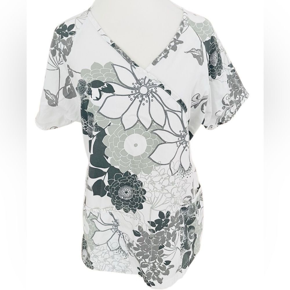 (2) Uniform Advantage UA Women’s scrub tops, set of (2), size small.